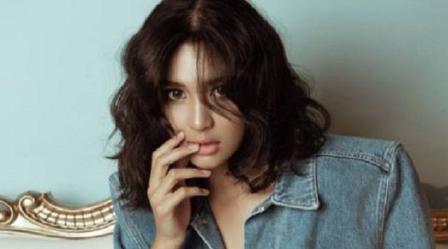 Pose Sensual Mikha Tambayong dengan Jaket Jeans Seharga Rp18 Juta